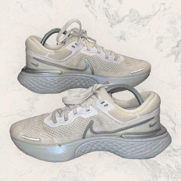 Nike ZoomX Invincible Run Flyknit White Metallic Silver Shoes Womens Size 10 - Picture 4 of 8